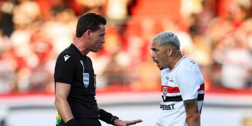 Luciano reclama com árbitro